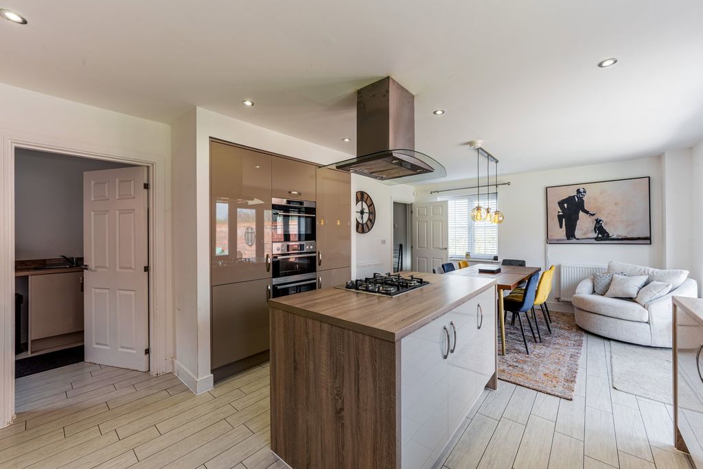 Property photo 3 of 25