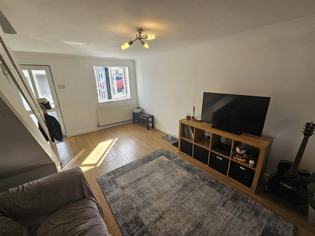 Property photo 3 of 15 Lounge