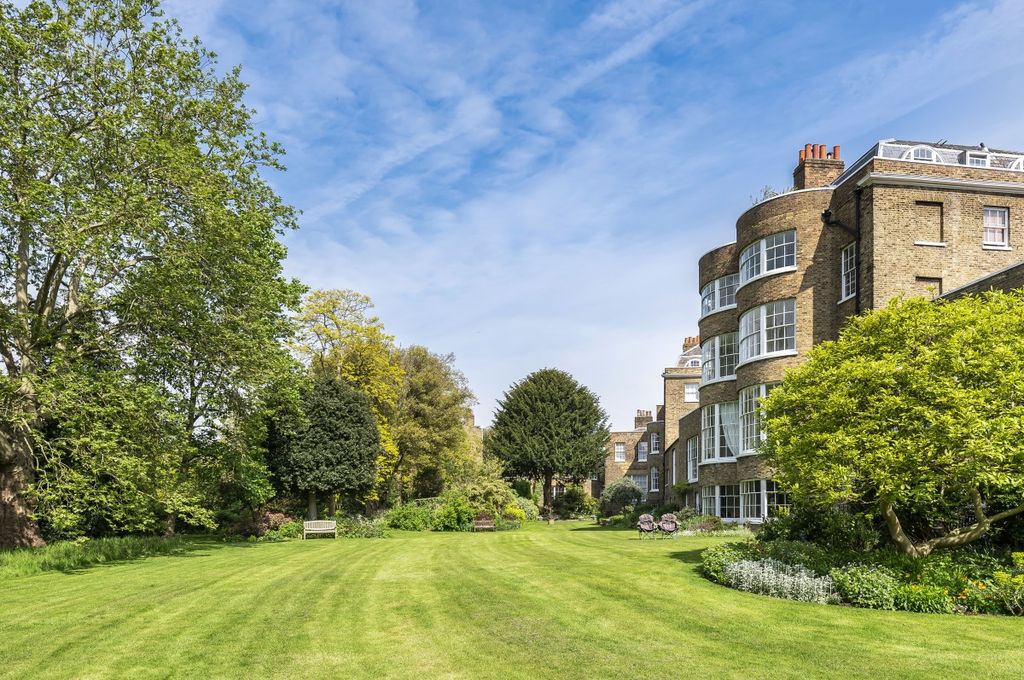 Property photo 3 of 18 Communal Gardens