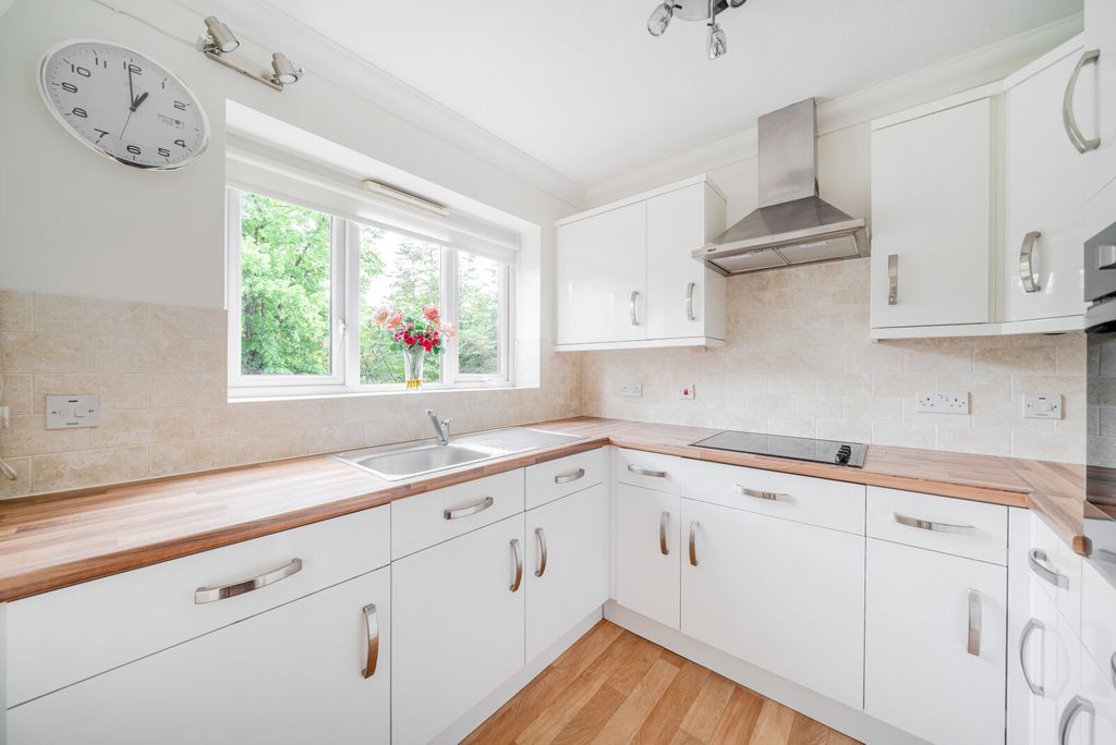 Property photo 2 of 11 1295768-8-682E07B...