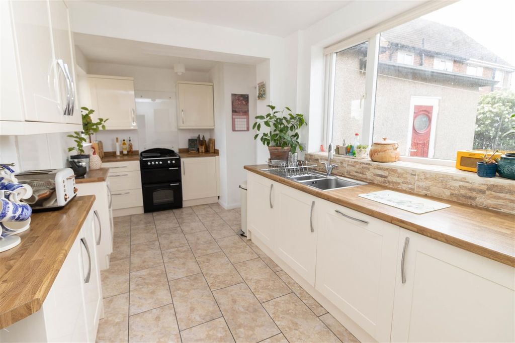 Property photo 3 of 15 Kitchen