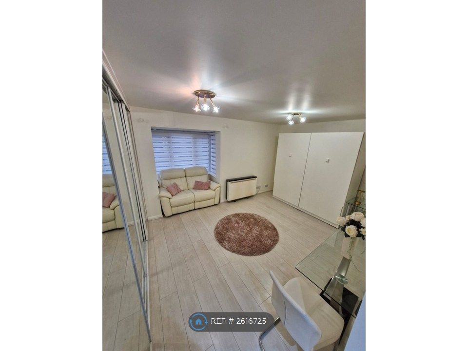 Property photo 1 of 9 Lounge