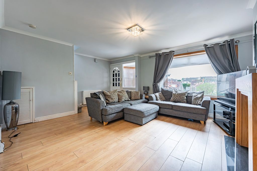 Property photo 3 of 33