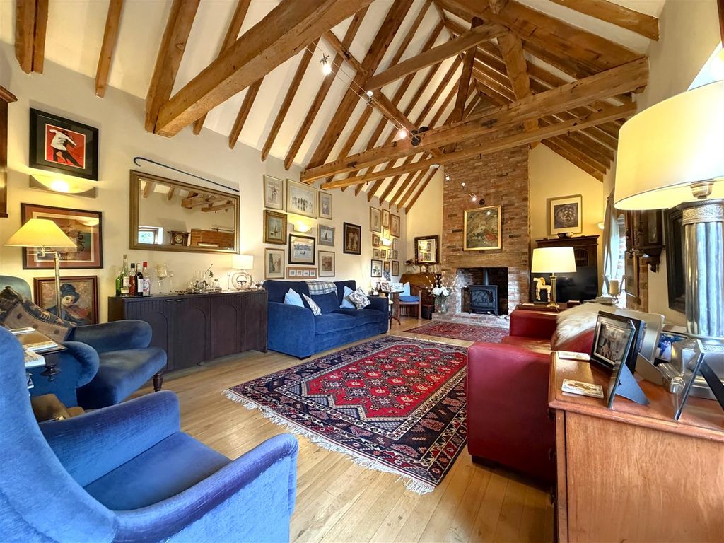 Property photo 2 of 24 Large Lounge With Vaulted Ceiling 166