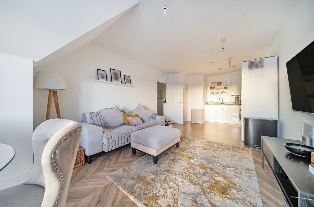 Property photo 1 of 8 1382385-26-691Df5...