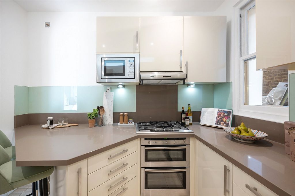 Property photo 3 of 19 Kitchen