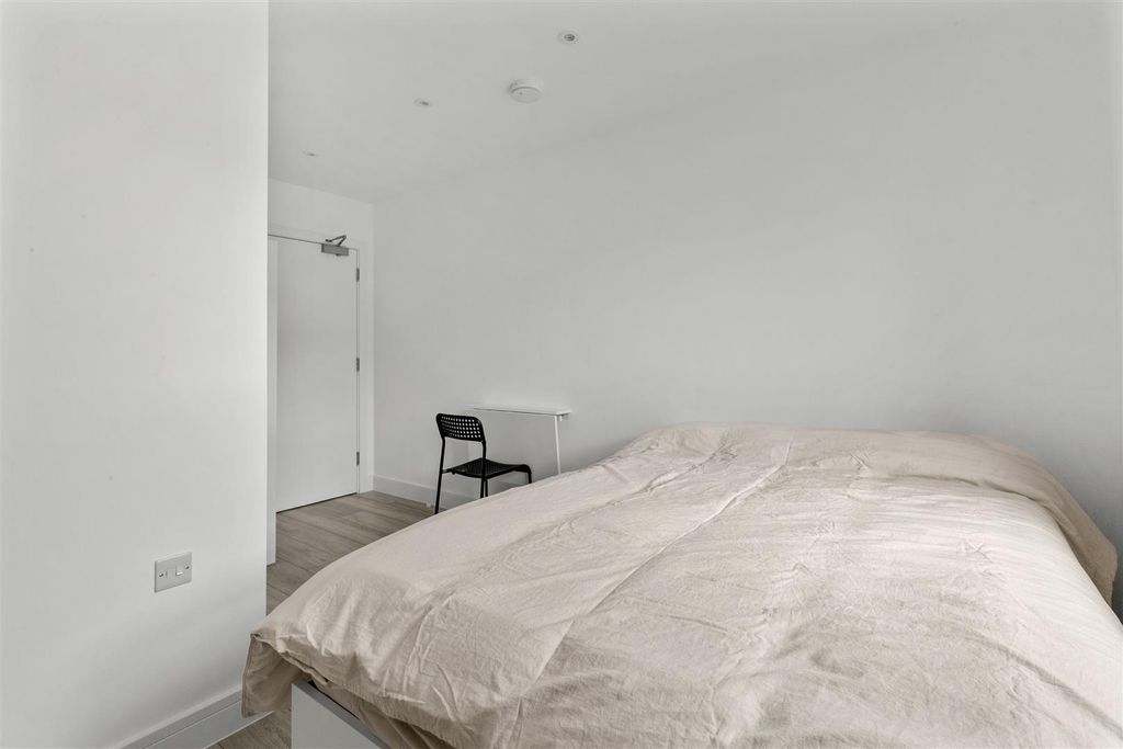 Property photo 2 of 5 Bedroom