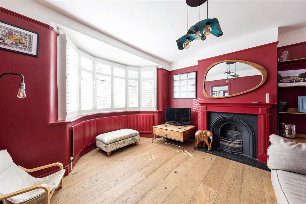 Property photo 3 of 34 Warboys Crescent, E4