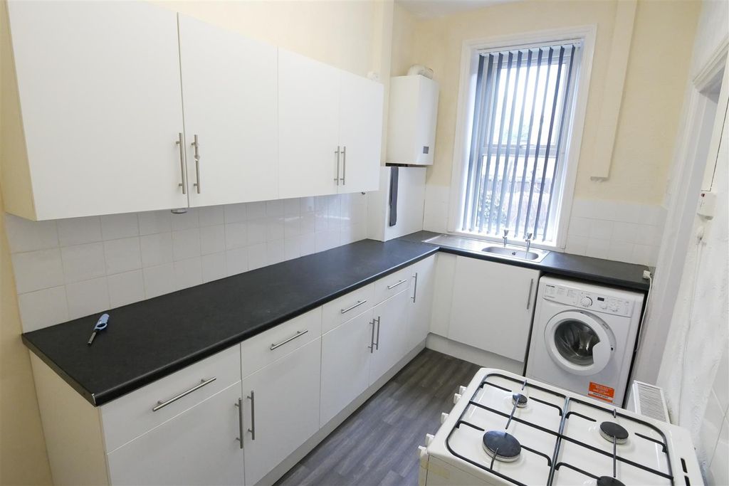 Property photo 3 of 6 Kitchen