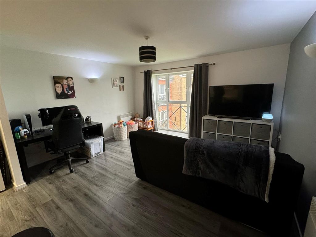 Property photo 2 of 11 Lounge