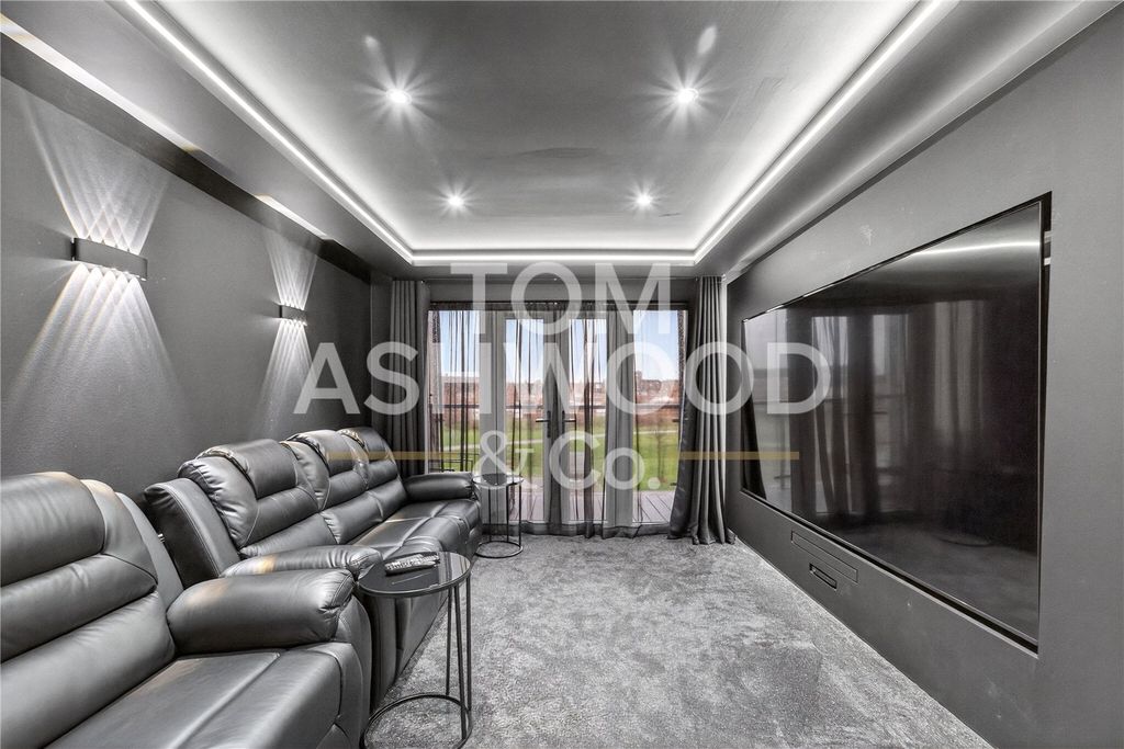 Property photo 2 of 29 Picture No. 15