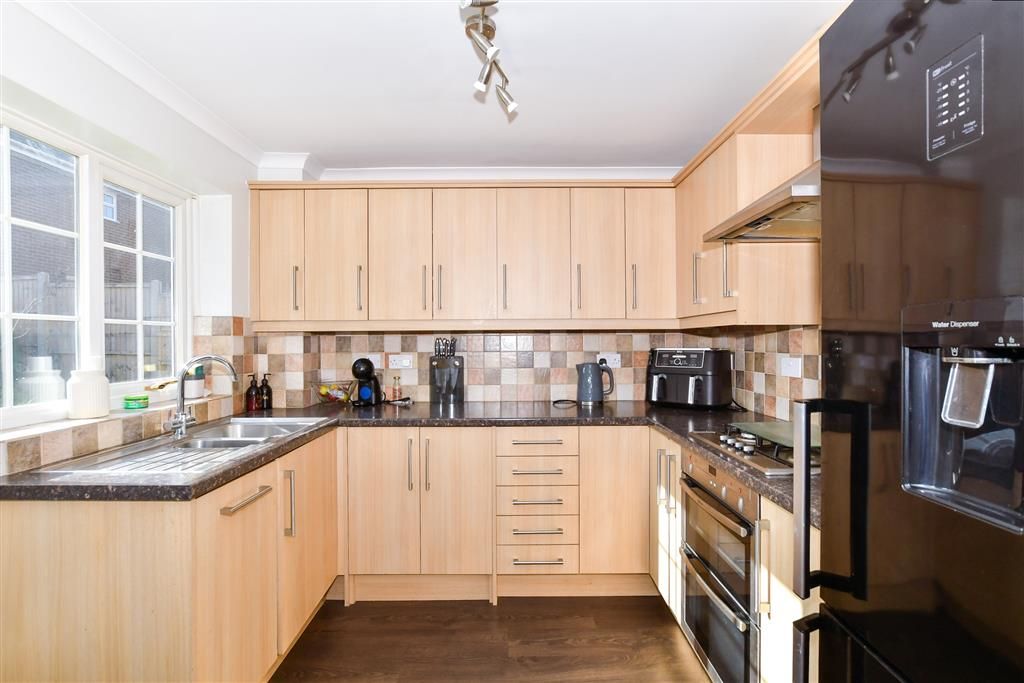 Property photo 3 of 9 Kitchen