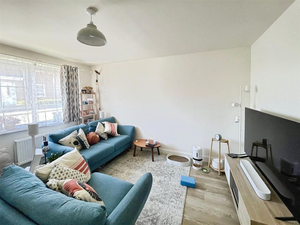 Property photo 3 of 21 Living Room