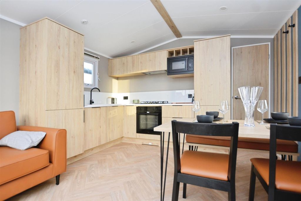 Property photo 3 of 12 Kitchen