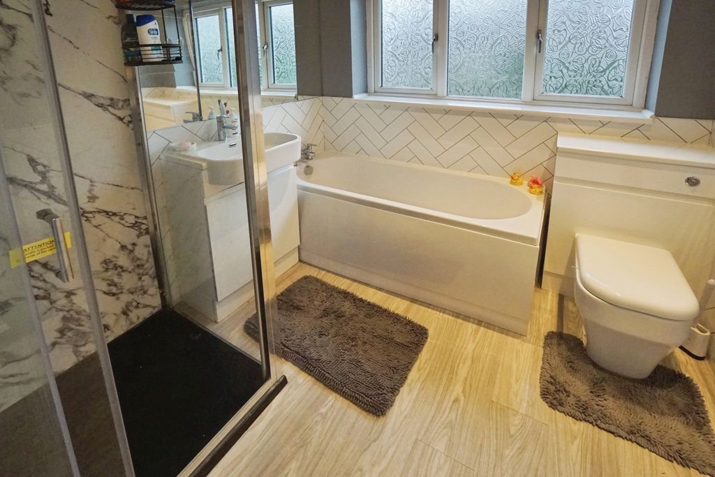 Property photo 3 of 17 Bathroom