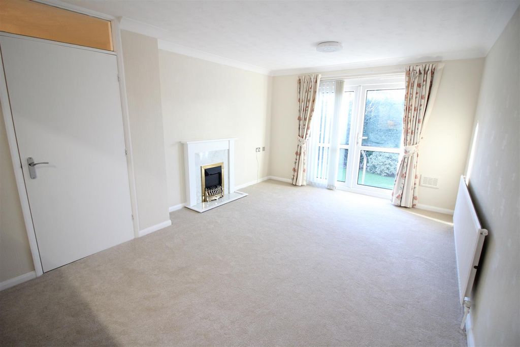 Property photo 3 of 15 Lounge