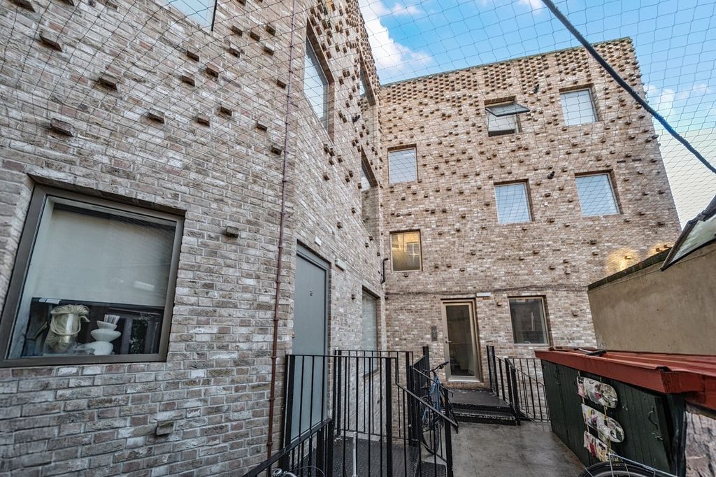 Property photo 1 of 1 External