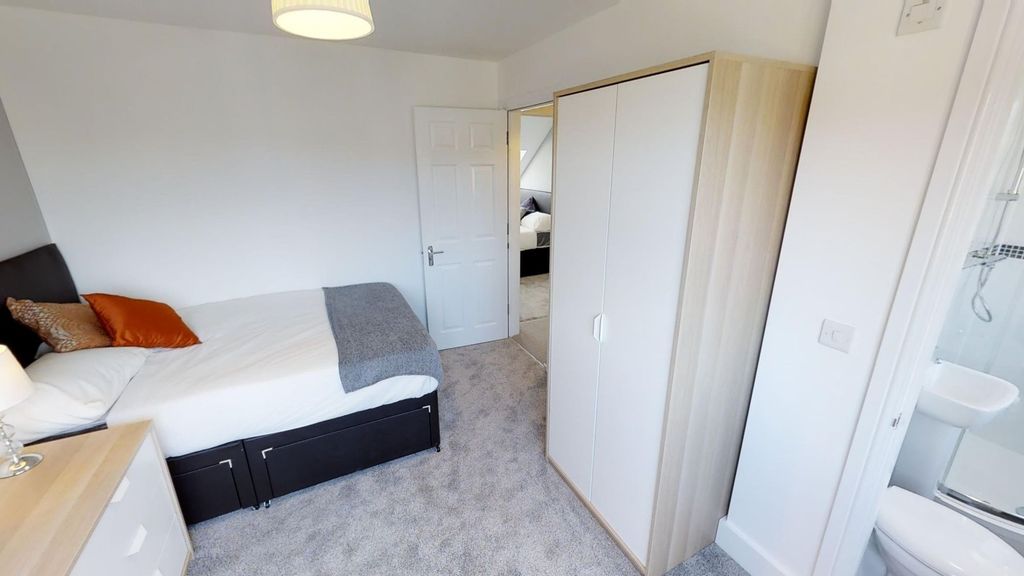 Property photo 2 of 8 Bright And Tidy Double Bedroom Featuring A Cozy Do...