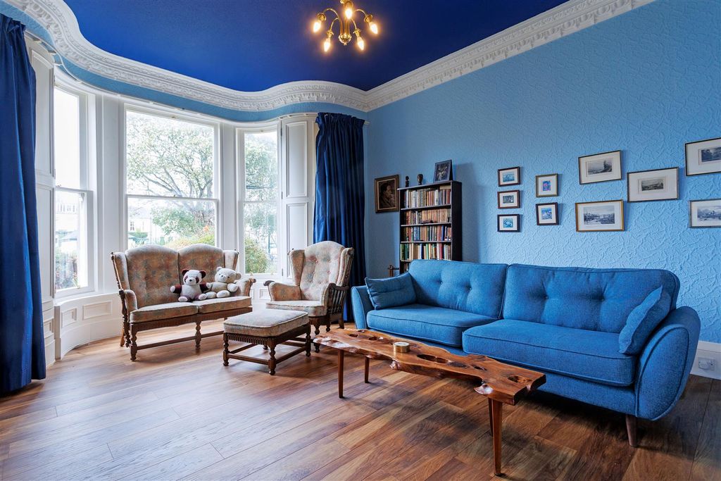 Property photo 3 of 28 2A Montgomerie Ter 10.Jpg