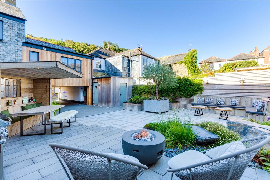 Property photo 2 of 21 Rear Courtyard