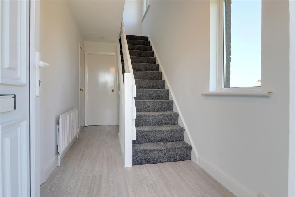 Property photo 3 of 14 Entrance Hall