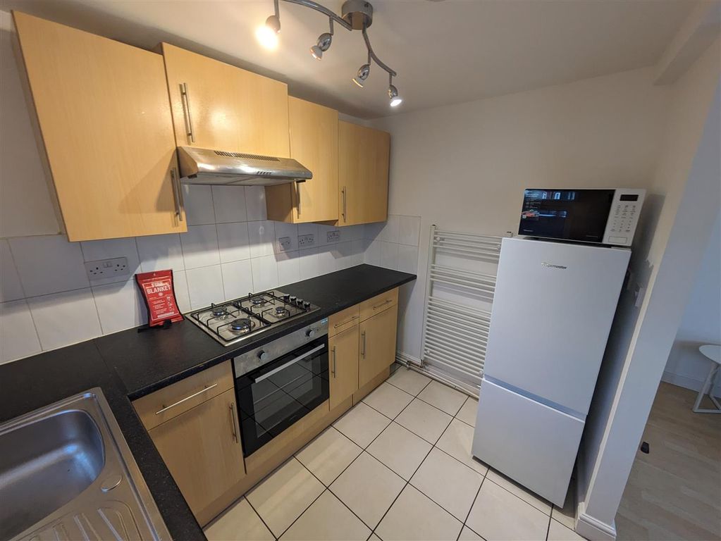 Property photo 3 of 10 Kitchen