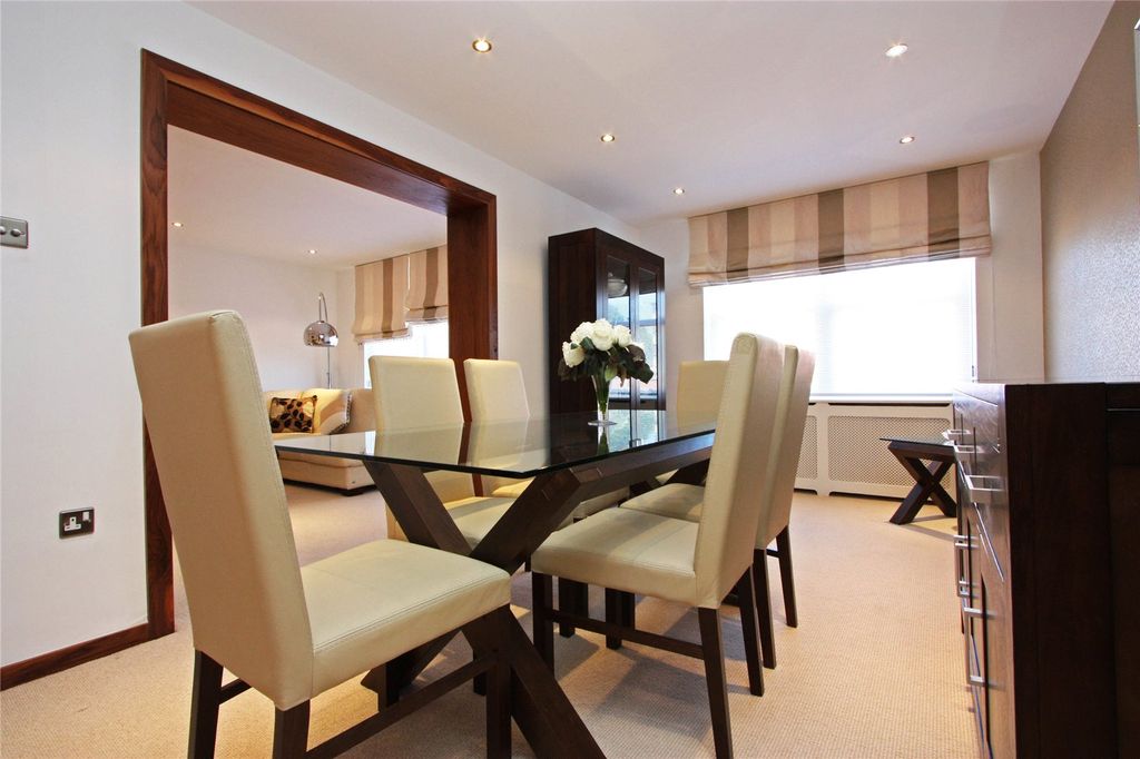 Property photo 3 of 10 Dining