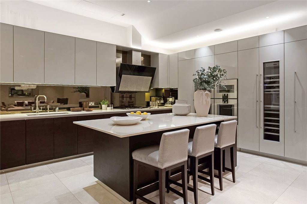 Property photo 3 of 12 Kitchen