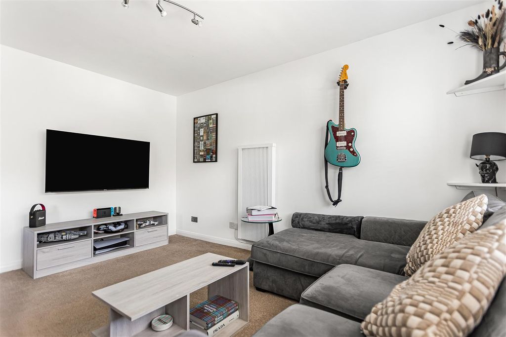 Property photo 3 of 16 6_89062.Jpg