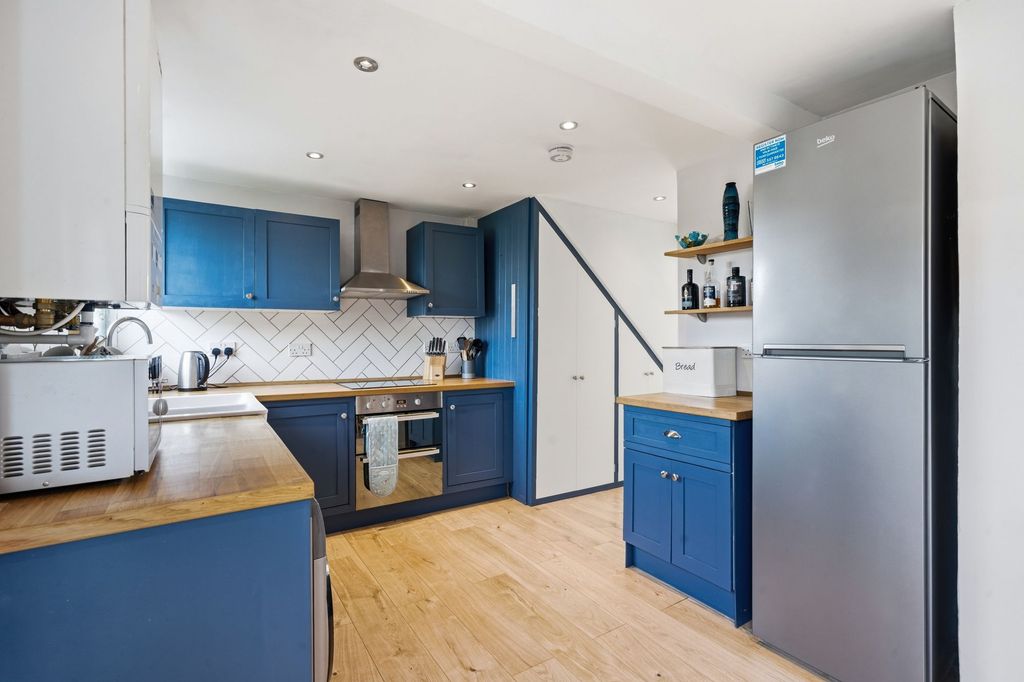 Property photo 2 of 20