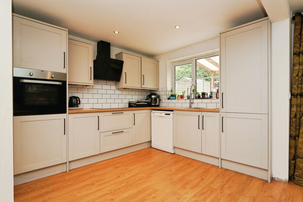 Property photo 2 of 17 Kitchen