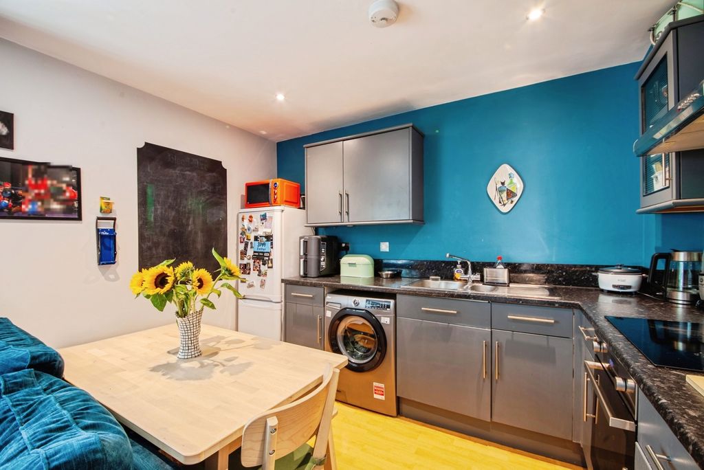 Property photo 3 of 18 Kitchen