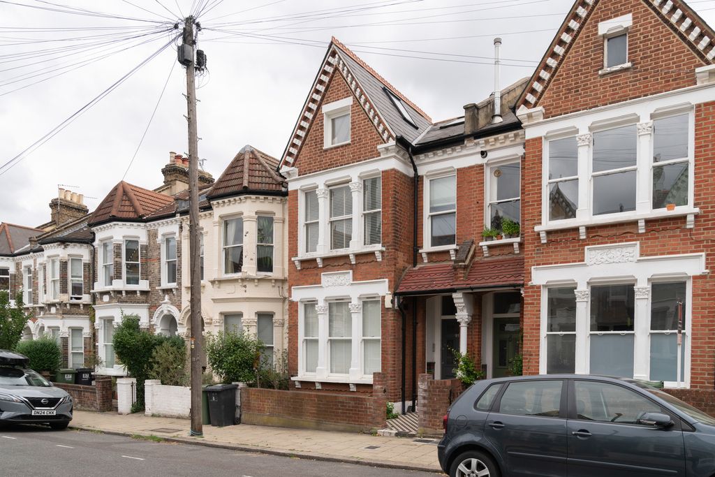 Property photo 2 of 21 306438 - Helix-Road-Sw2-01.Jpg