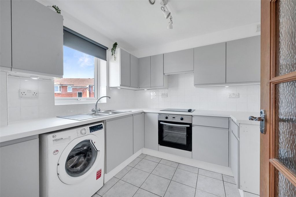 Property photo 3 of 10 Kitchen