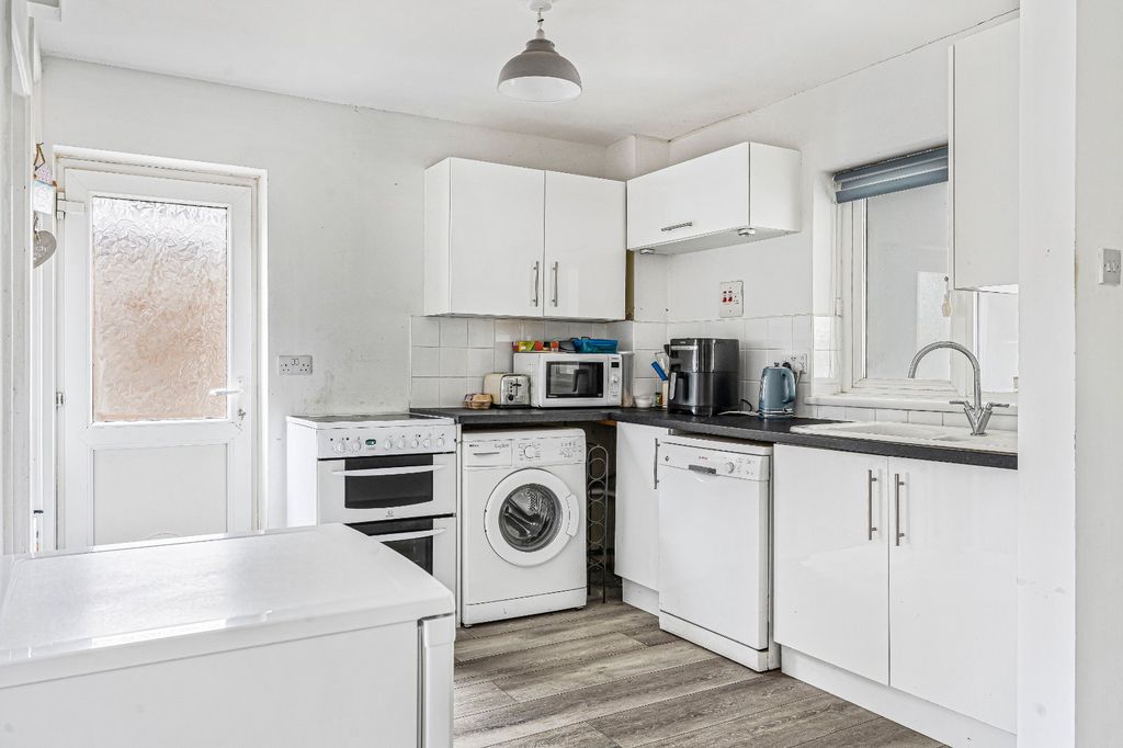 Property photo 3 of 17 Kitchen