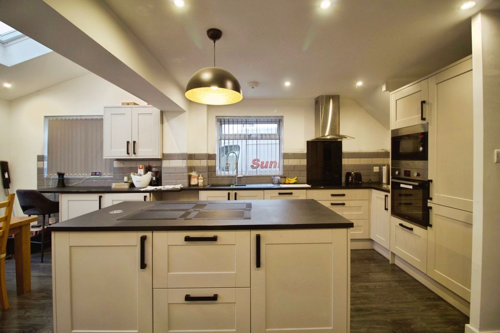 Property photo 1 of 11 Kitchen