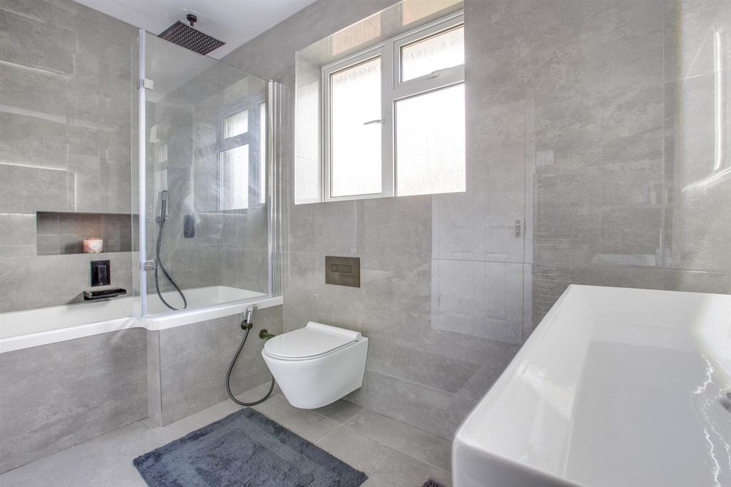Property photo 3 of 16 Thumbnail_6 Coningsby Road, Hp13 5Nx-7.Jpg