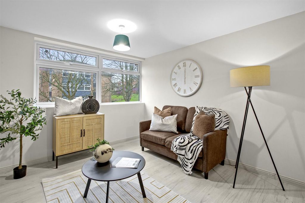 Property photo 2 of 8 Sitting Area