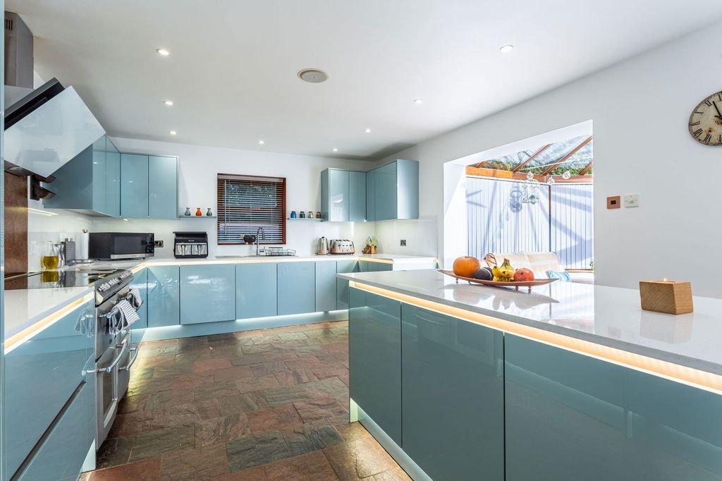 Property photo 3 of 36