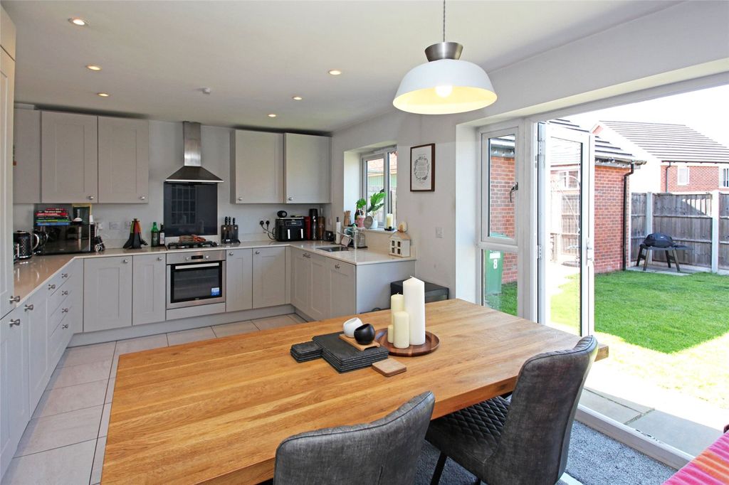 Property photo 2 of 25 Picture No. 11