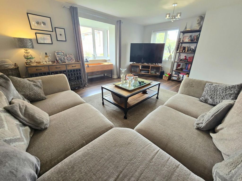 Property photo 3 of 20 Lounge