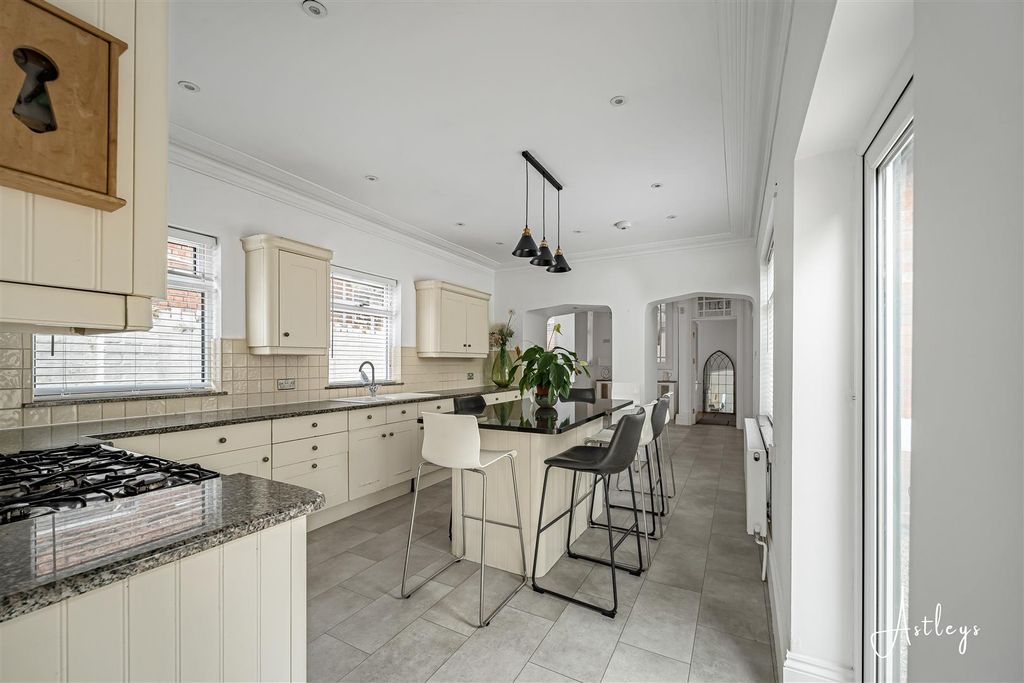 Property photo 2 of 31 Kitchen/Breakfast Room