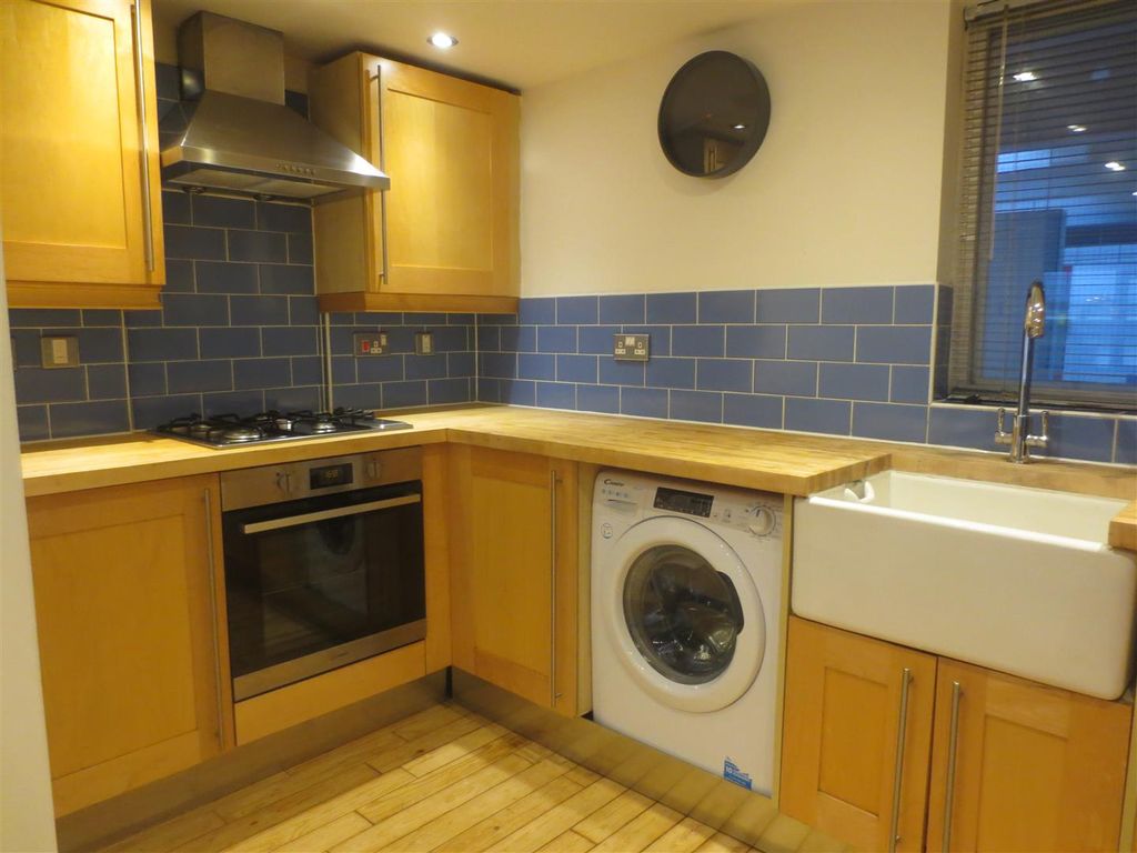 Property photo 3 of 11 Kitchen