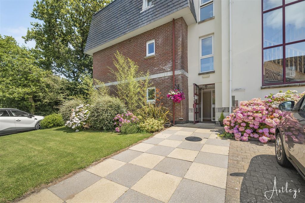 Property photo 1 of 32