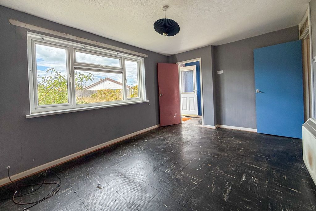 Property photo 3 of 20 9 Solent Gardens, Freshwater, Isle Of Wight, Po40 9Pn