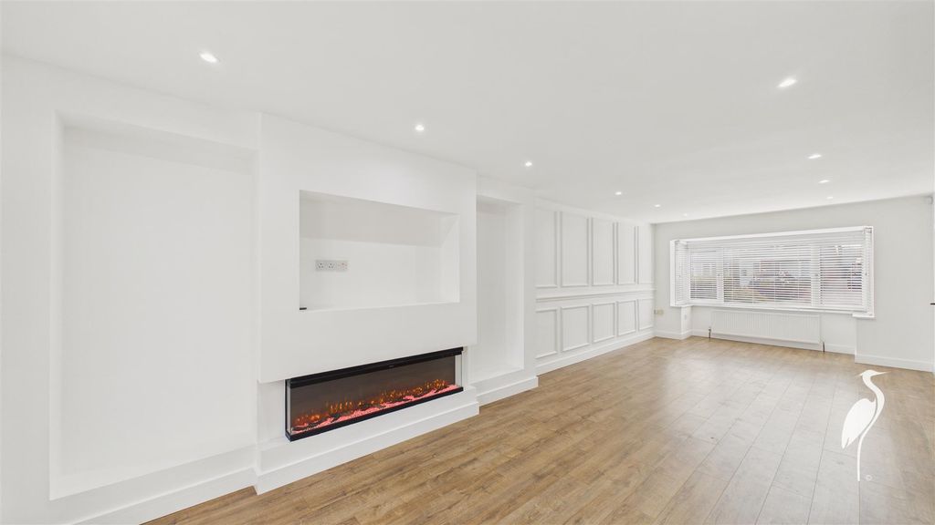 Property photo 2 of 18 Lounge/Dining Area