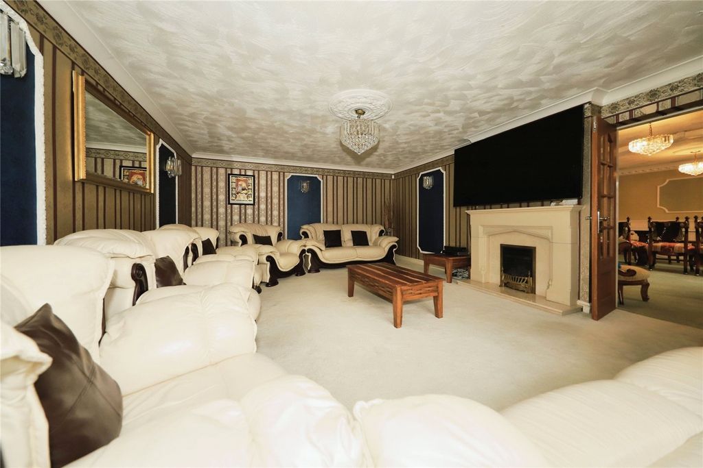 Property photo 2 of 20 Front Lounge