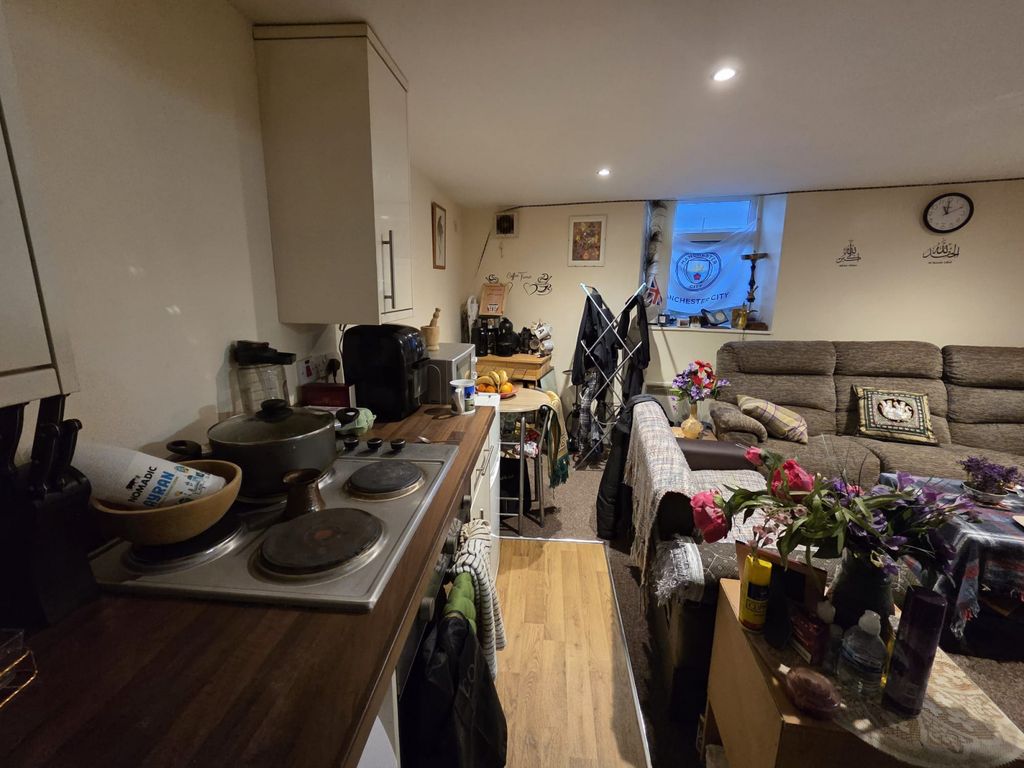 Property photo 3 of 29 Flat 1