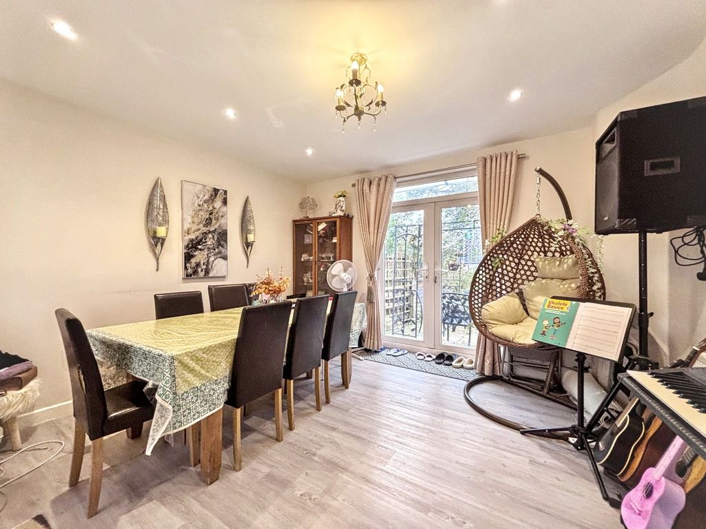 Property photo 3 of 11 Lounge