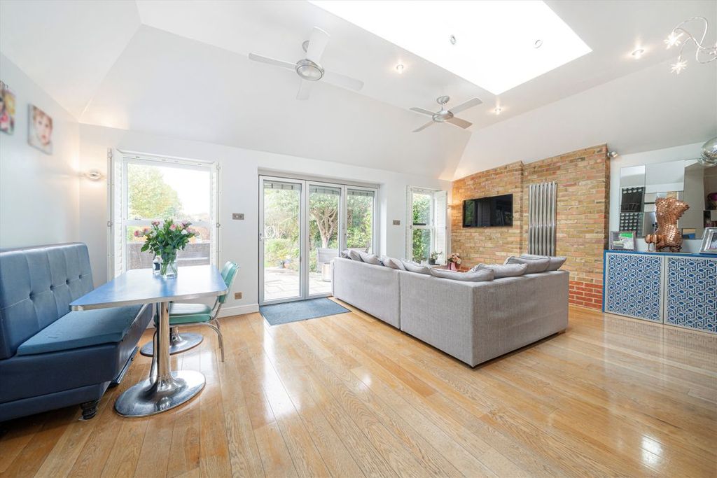 Property photo 2 of 9